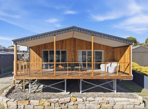 Tranquil Escape by the Water in Triabunna
