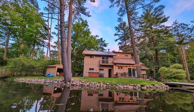Tranquil Waterside Haven in Schofield