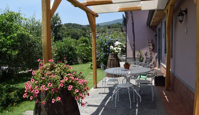 Two-room house with pool, garden, barbecue, relaxation on the slopes of Etna. in Santa Venerina