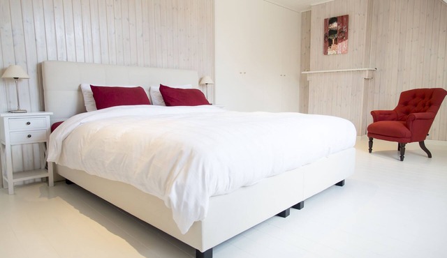 TWO WHITE PIGEONS - Stylish & Unique Holiday Home in the heart of charming Ypres in Ieper