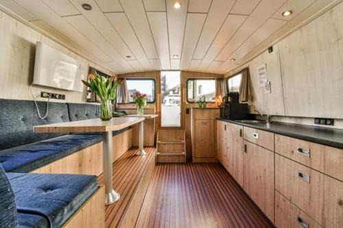 Unique houseboat city center 'Greuns'