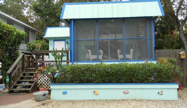 Unique Houseboat on Dry Lot-Perfect Romantic Getaway Or Family Friendly & Pet OK in Key Largo