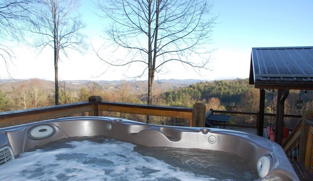 'View & Far Between' Cozy Mountain Home w/hot tub in Ashe County