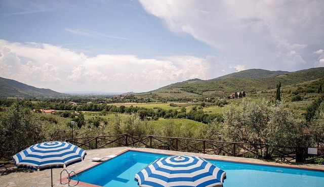 Villa Angelisa B: A characteristic and welcoming apartment surrounded by meadows and by green hills, with Free WI-FI. in Castiglion fiorentino