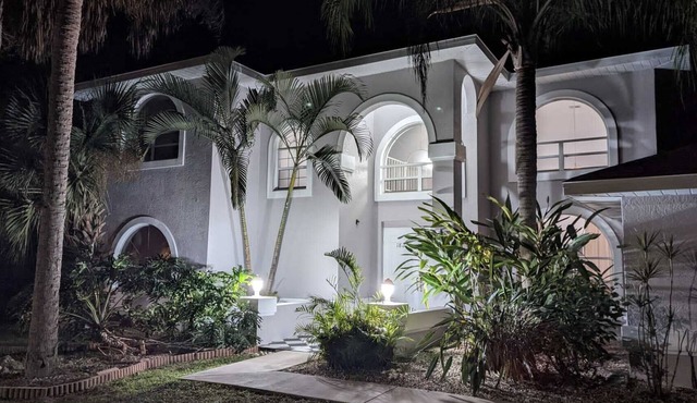 Villa Camellia 5bed/4.5 bath with private pool and golf course view in Lehigh Acres