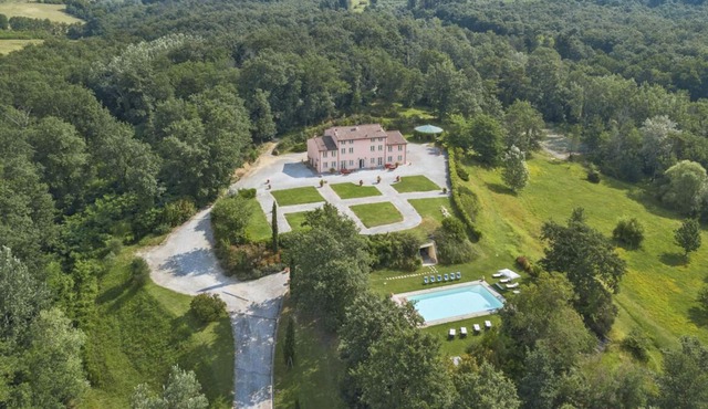 Villa Elixir - Seven Bedroom Villa, Sleeps 14 in Capannori