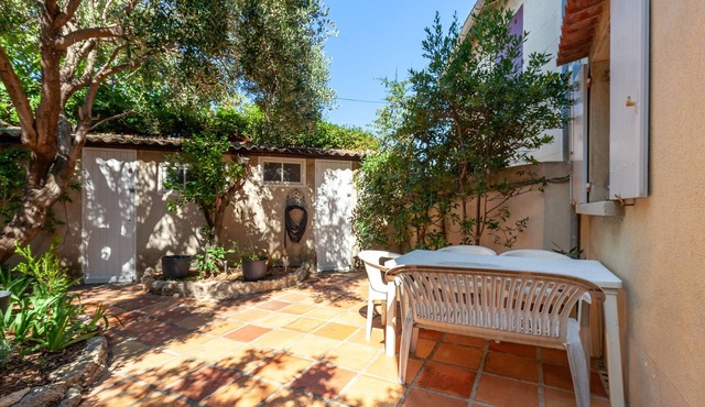 Villa Granier with Private Terrace, Private Garden, and Wi-Fi in Marseille
