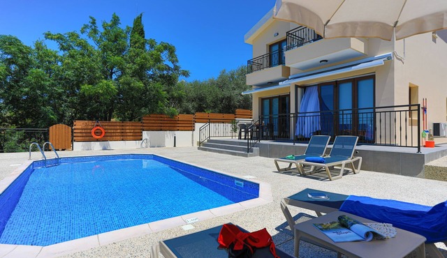 Villa Salina: Modern Holiday Villa, Private Pool, Views, WiFi, A/C in Meladeia