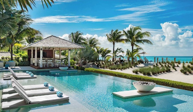 Villa Sentosa – 8-Bedroom Luxury Beachfront Villa in Grace Bay, Turks and Caicos in Leeward Settlement