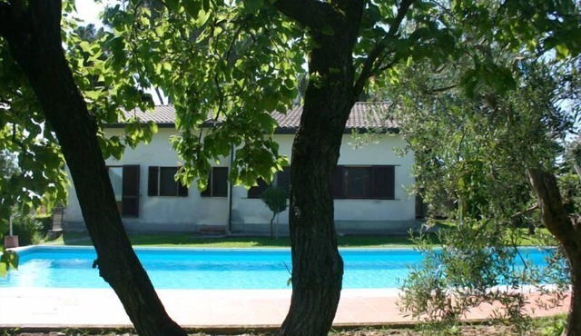 Villa with private swimming pool, green fenced garden, perfect for families with children, just outs in Castiglione del Lago