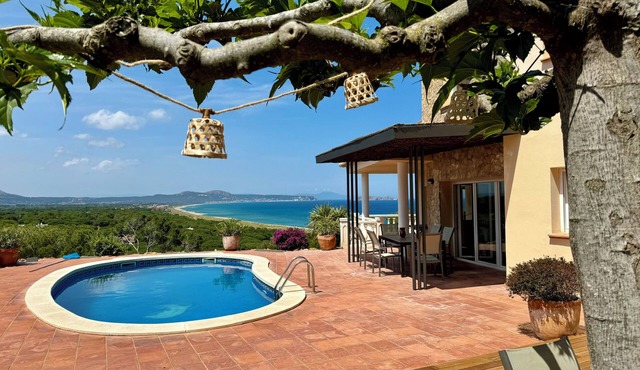 Villa with splendid sea view, 500 m. from the beach, Wifi, pool in Begur