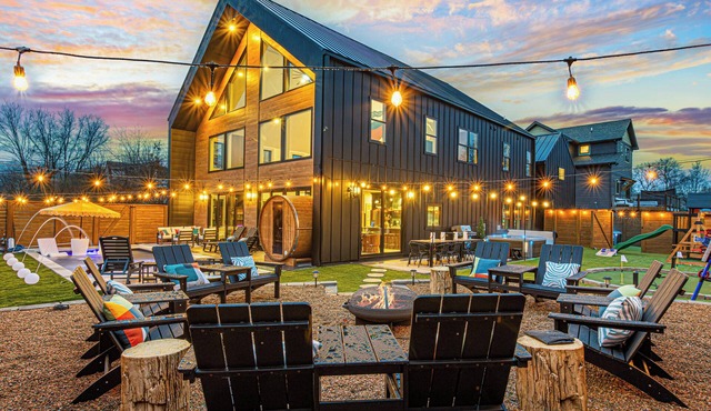 Walk Downtown, Luxe Group Getaway W/Pool, Hot Tubs, Sauna, Theater, Games in Black Mountain
