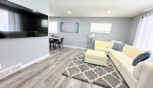 Walk to Starbucks, Anschutz, Dining; 5 King Bedrooms/5 Full Bathrooms in Aurora