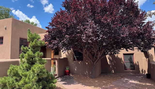WALK TO THE PLAZA House - 2 Bedrooms and 2 Baths Sleeps 4