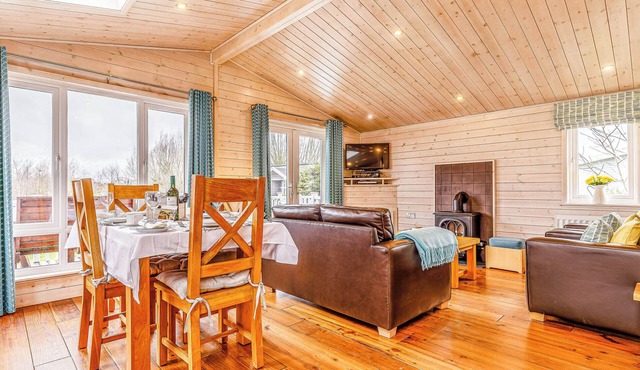 Walnut Lodge is a delightful 2-bedroom Nordic Style lodge sleeping 4 persons. in Derby