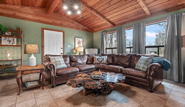Warm, Rustic Lodge with private dock access directly across the street, featuring a firepit & picnic table for outdoor dining in Karnack