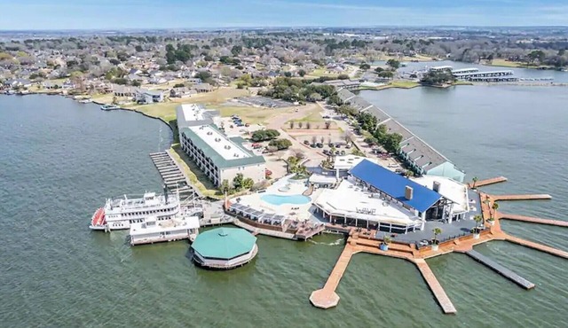 WATERFRONT 2/2 CONDO BOAT DOCK/SLIP RESTAURANT KAYAK AMENITIES GRD. FL Sleeps 8 in Willis
