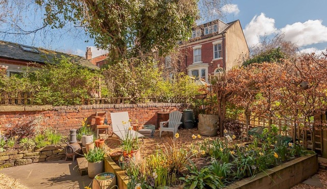 Wonky Cottage with amazing garden - Pass the Keys in Leeds