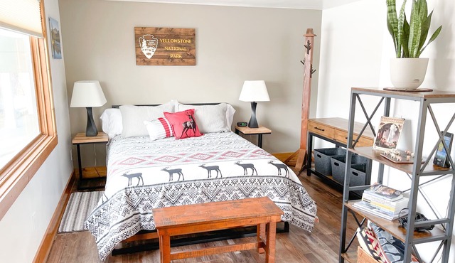 YEAR ROUND, a Cozy Studio for 2, Overlooking the Historic Yellowstone Arch in Gardiner