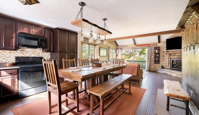 Your Four-Season Escape at Camelback Mountain Townhouse Sleeps 10 comfortably. in Tannersville