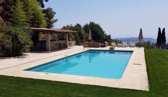 Your sea view villa with private swimming pool and tennis court in Nice