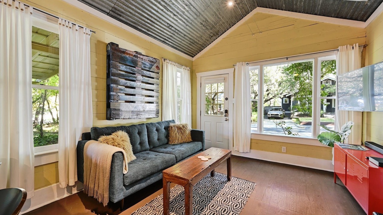 Photo of Livingroom in South River City