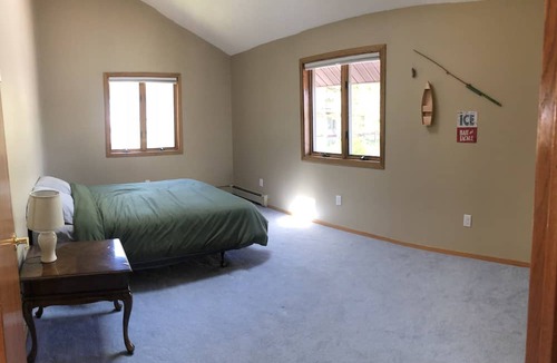 Finlayson Cabin | Spacious home on the lake!