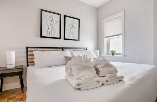 Near North Side Condo | Brilliant Downtown Chicago 3-Bedroom Condominium