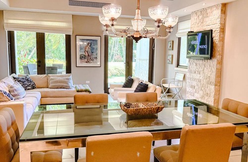 Herreras Apartment | vmElegant Villa Spacious Rooms,Steps from the Beach w/BBQ,Pool & Nature Trails