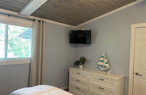 Lake Ozark Condo | TROPICAL 2 BEDROOM LAKEVIEW CONDO CLOSE TO EVERYTHING!