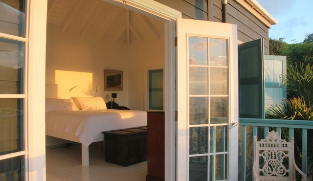 Spectacular clifftop house with hot tub next to sandy beach, stunning sea views in Rogues Bay
