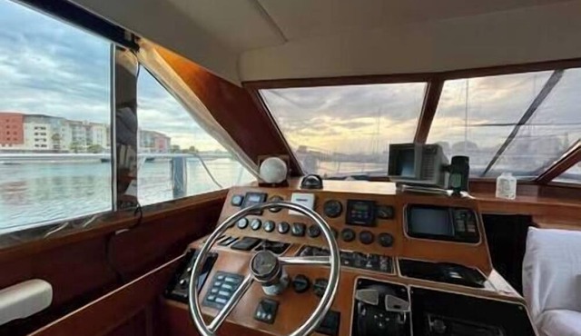 2 to 8 berth yacht facing Mont Saint-Clair