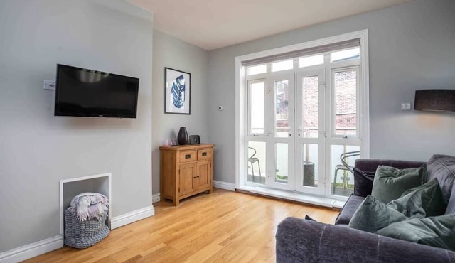 Stylish & Spacious 3 Bed Apartment with Parking in Sheffield