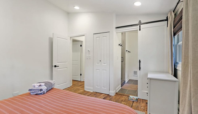 Newly renovated 4-bed, 2-bath spacious home, walking distance to Lake Geneva. in Lake Geneva