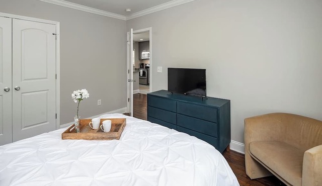 Chic 2BR Duplex ~Close to NoDa, Uptown, Light Rail in Charlotte