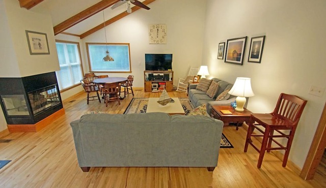 D131- 5 Bedrooms w/Master Suite, Private Pool, Shuffleboard and Foosball! in Duck