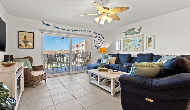 GORGEOUS BEACHFRONT 3BR/2BA-VIEWS FROM EVERY ROOM- ON-SITE PICKLEBALL, POOL/SPA in Indian Rocks Beach