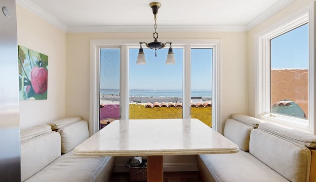 BEACH FRONT LUXURY VENETIAN - 2 Jacuzzi Tubs - 2 Parking Passes - BBQ in Capitola