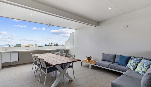 Luxury 5-floor Unit with Ocean Views near Beach in Caloundra