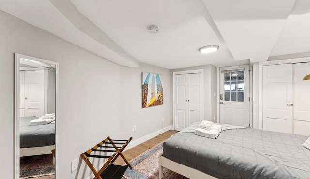 Gorgeous renovation 2BR with AC/TV/Internet/Patio in Washington