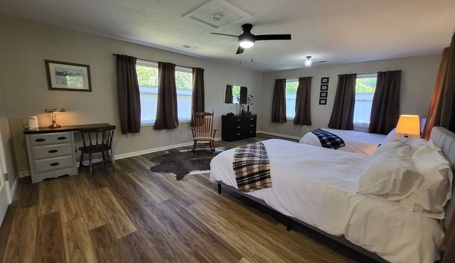 Covered Bridge Cabin ~ 75-Acre Retreat near LoE ~ I-57 ~ I-24 in Marion