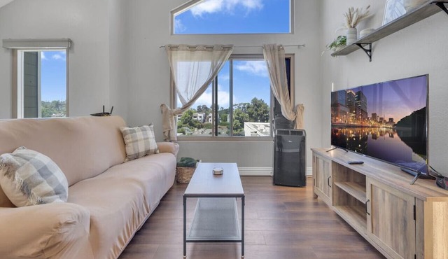 Point Loma 2BR Townhome w/Parking, Prime Location in San Diego