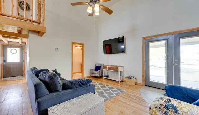 Pet-Friendly Cabin on 3 Acres: 7 Mi to Uvalde!