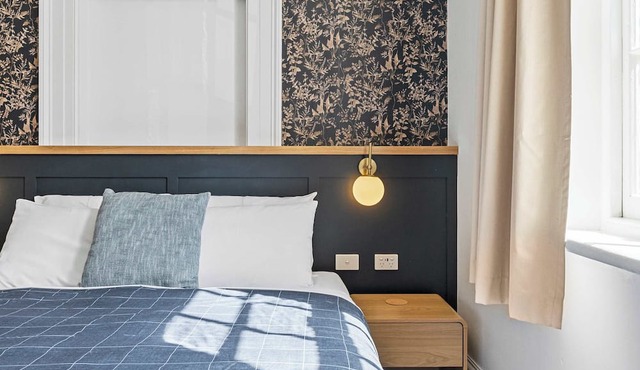 Portsea Place - Chic queen studio and parking in Battery Point