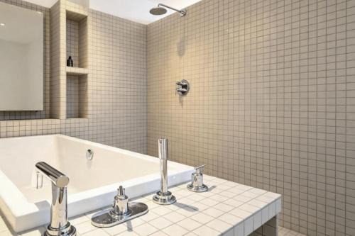 Antwerp-south 70 m2 boutique suite nr 3 AC balcony bath in Antwerp