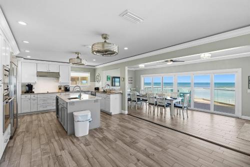 Atlantic Sunrise Home plus Cottage in Daytona Beach