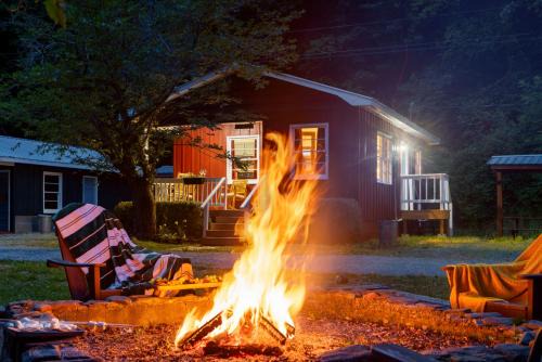 Bryson City Cabin Sleeps 5 Pets OK Fire Pit in Whittier