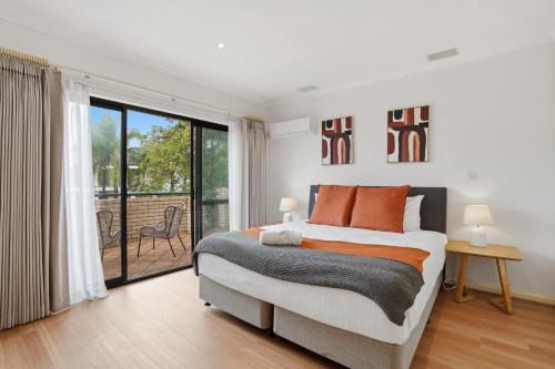 Elegant Riverfront 5BR Family Retreat with Pool in Perth
