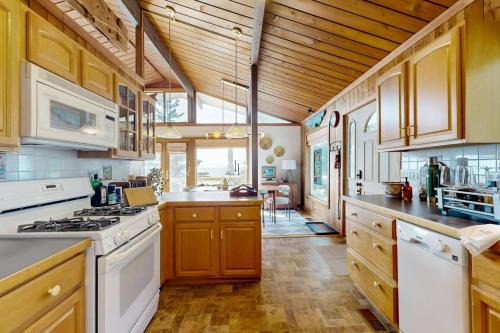 Stunning artist's retreat with ocean view & amazing deck, near Reid State Park
